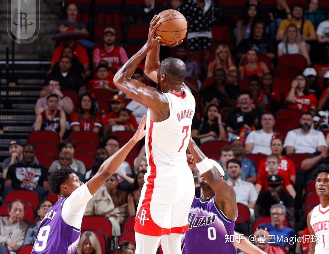 包含今晨体能课后，犹他爵士内部沟通备战欧篮联，更衣室稳定，年轻球员得到机会的词条