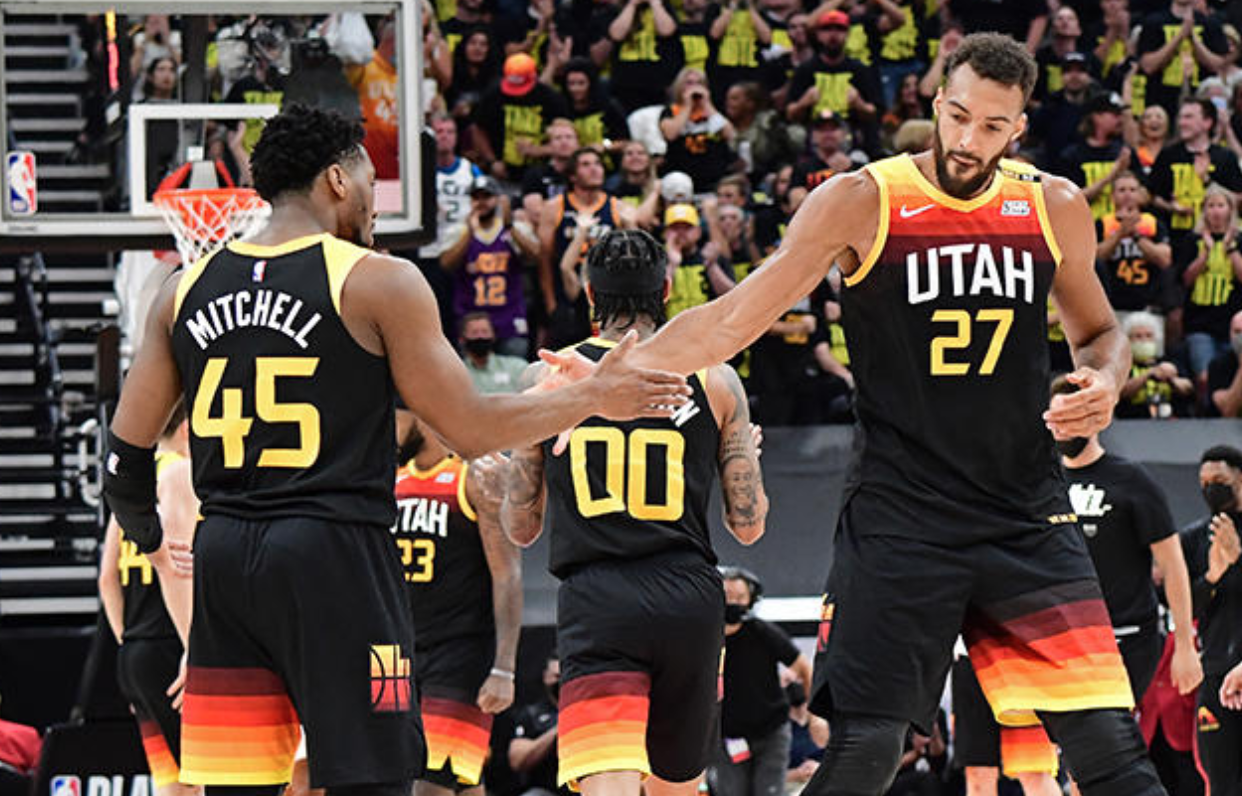 包含今晨体能课后，犹他爵士内部沟通备战欧篮联，更衣室稳定，年轻球员得到机会的词条